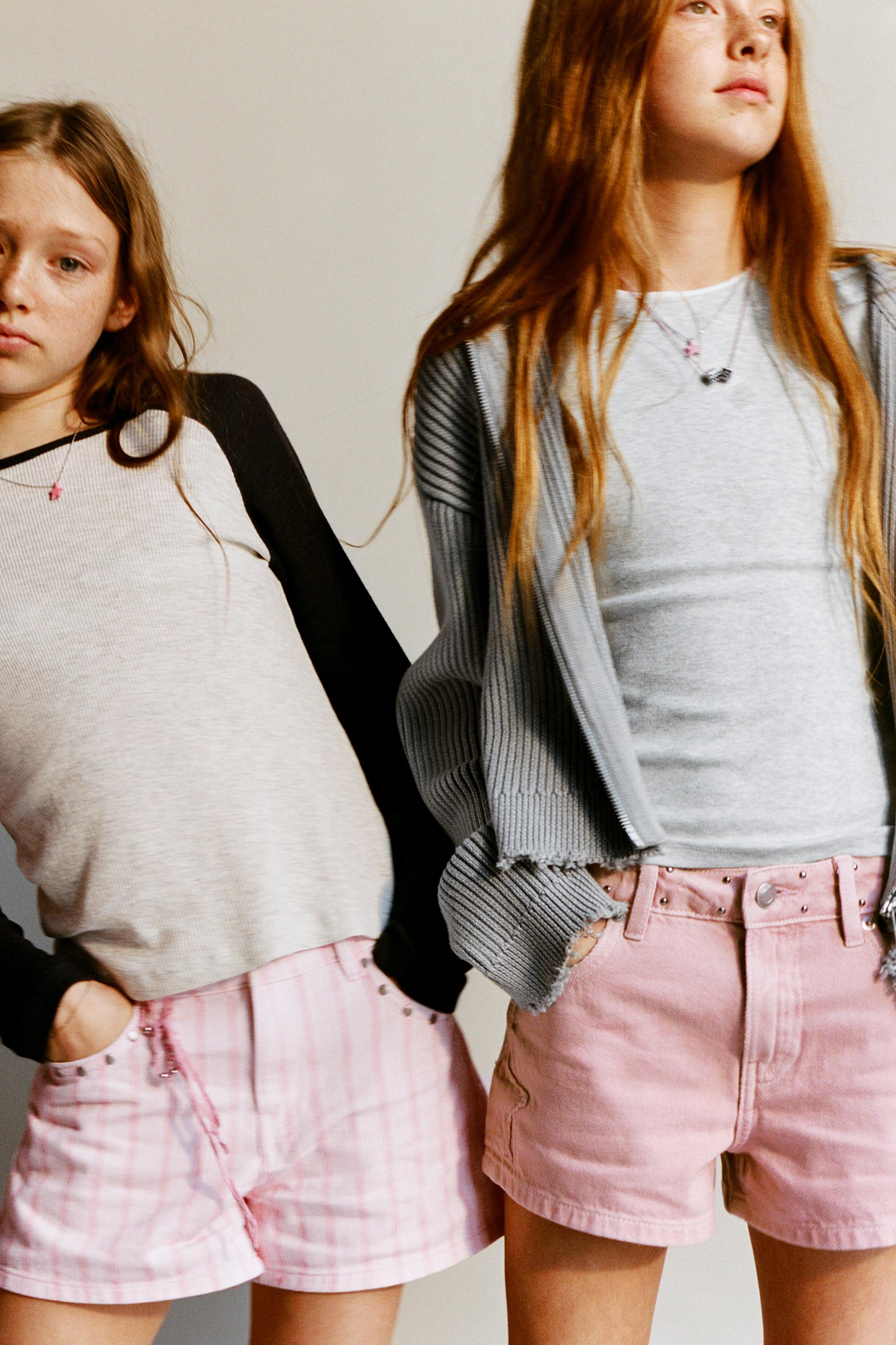 SHORT EN JEAN AVEC PIÈCE ÉTOILE ET CLOUS